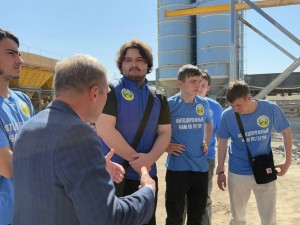 Астраханская область: будущим дорожникам показали процесс производства асфальтобетонной смеси